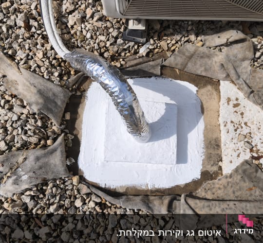 איטום צינור על גג עם חצץ ובד מגן